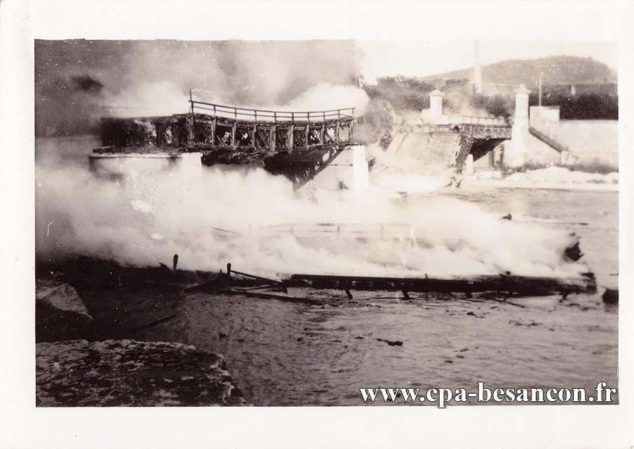 BESANÇON - Pont Canot au cours de l'incendie du mardi 5 septembre 1944.